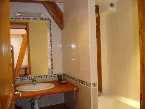 Ванная комната в Appart T3 de charme sous les toits Jausiers 6 pers