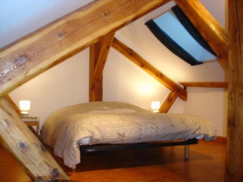 Ліжко або ліжка в номері Appart T3 de charme sous les toits Jausiers 6 pers