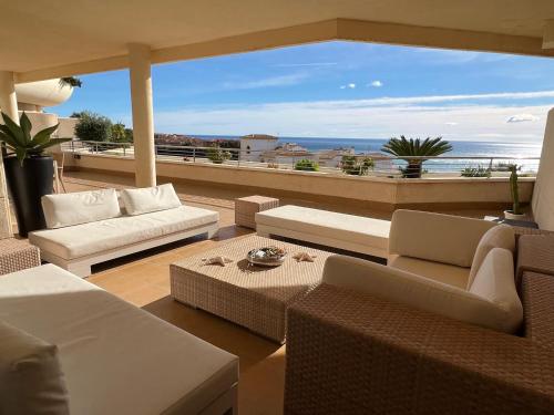 Precioso apartamento con piscina, vistas a mar