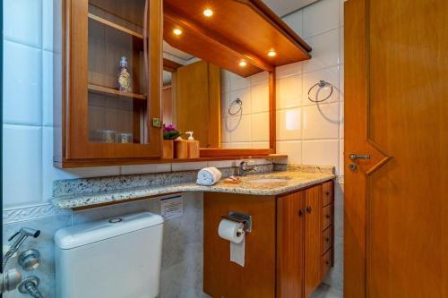 a bathroom with a sink and a toilet in it at Rosa Edificio Di trevi in Gramado
