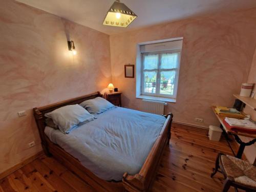 a bedroom with a bed and a window at Chez Patou - Chambres d'hôtes in Beauzac