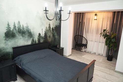 1 dormitorio con 1 cama y una pintura en la pared en MJ Apartment, en Lupeni