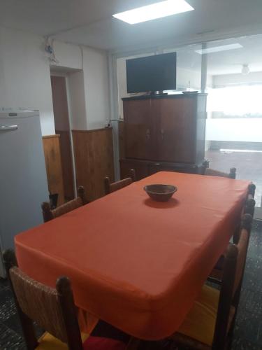 una habitación con una mesa con un tazón. en Casa Tito en Tunuyán