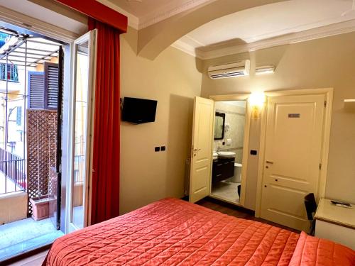 una camera con letto e vista su un bagno di Termini station holidays a Roma