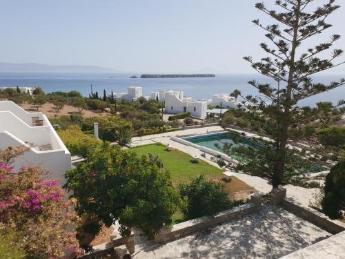 uma imagem de uma villa com uma piscina e o oceano em Silver Rocks Hotel em Chrissi Akti
