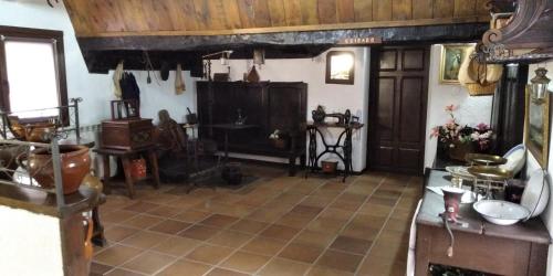 une cuisine à l'ancienne avec des plafonds en bois et une chambre dans l'établissement Casa Rural Barangua en el Pirineo Aragonés, à Santa Cruz de la Serós