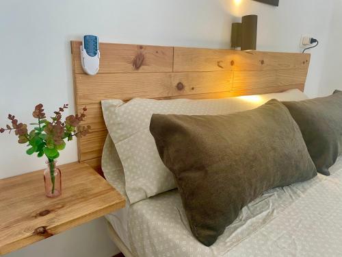 Posteľ alebo postele v izbe v ubytovaní GATU Casa Muse junto a la playa, vista al mar, aire acc, terraza, wifi y chimenea " Preferente mayores de 25 años y familias "