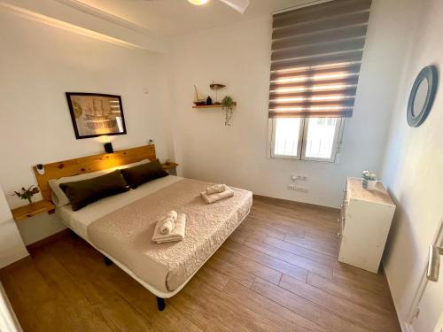 Posteľ alebo postele v izbe v ubytovaní GATU Casa Muse junto a la playa, vista al mar, aire acc, terraza, wifi y chimenea " Preferente mayores de 25 años y familias "