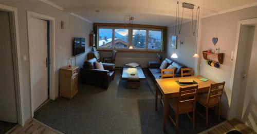 ein Wohnzimmer mit einem Tisch und einem Esszimmer in der Unterkunft Haus Marienfried in Rettenberg