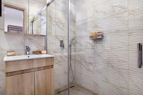W łazience znajduje się umywalka i prysznic. w obiekcie Athina's House w mieście Dhrákas