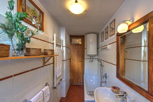 un baño con lavabo e inodoro en MAISON ROSE - Relax e vista spettacolare - COUR 0111, en Courmayeur