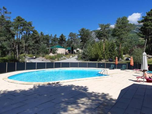Zdjęcie z galerii obiektu Bungalow de charme dans parc résidentiel piscine w mieście Saint-Pons
