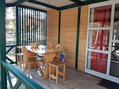 Zdjęcie z galerii obiektu Bungalow de charme dans parc résidentiel piscine w mieście Saint-Pons