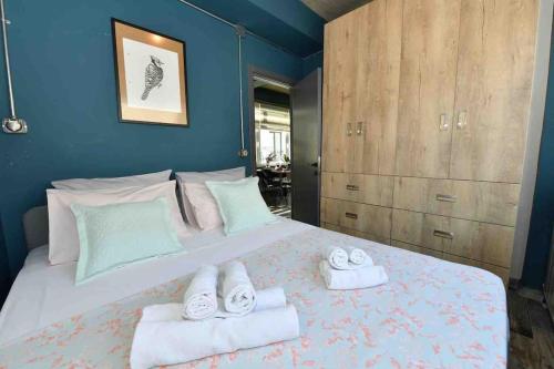 ein Schlafzimmer mit einem großen Bett mit Handtüchern darauf in der Unterkunft Cosy Flat & Galata & AC in Istanbul