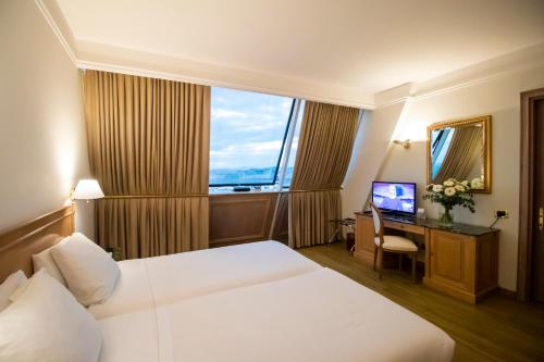 Postel nebo postele na pokoji v ubytování SHG Hotel De La Ville