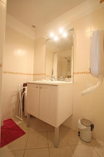 une salle de bain avec un lavabo et un miroir dans l'établissement Chambres et table d'hôtes La Trottelée, à Bellefontaine