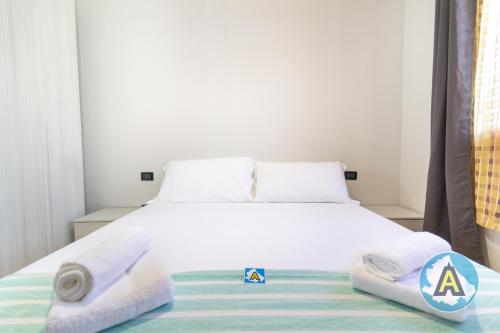 a bedroom with a bed with towels on it at Comodo a due passi dal mare 46a in Silvi Paese