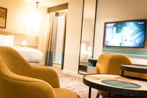 Televisyen dan/atau pusat hiburan di Staybridge Suites London Heathrow - Bath Road, an IHG Aparthotel