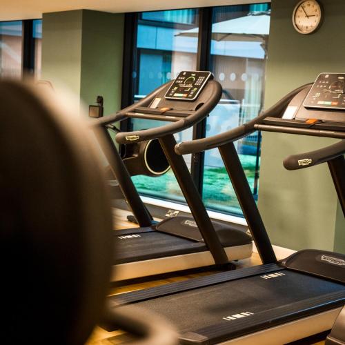 Pusat kecergasan dan/atau kemudahan kecergasan di Staybridge Suites London Heathrow - Bath Road, an IHG Aparthotel