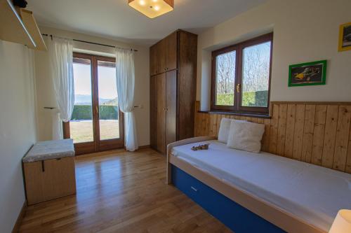1 dormitorio con 1 cama grande en una habitación con ventanas en Apartament les Costes del Cadí, en Estavar