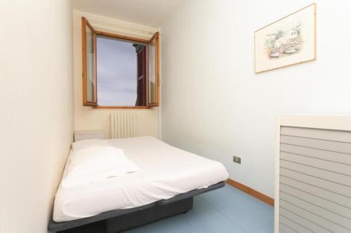 ein kleines Schlafzimmer mit einem Bett und einem Fenster in der Unterkunft M134 -Marcelli, quadrilocale con terrazzo a 50mt dal mare in Marcelli
