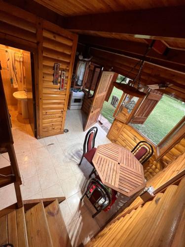 eine Aussicht über einen Tisch und Stühle in einer Hütte in der Unterkunft Cabaña in La Rioja