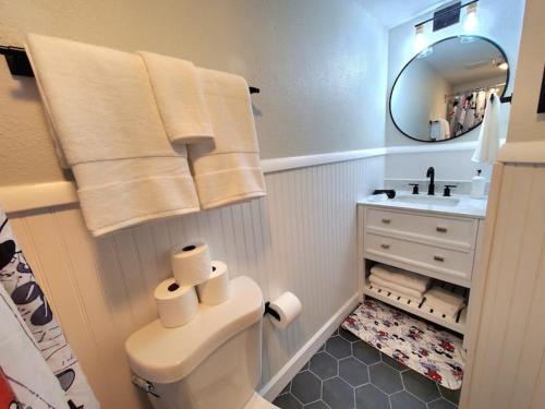 Bilik mandi di Remodeled 2BD/2BA Condo mins from Universal Studio