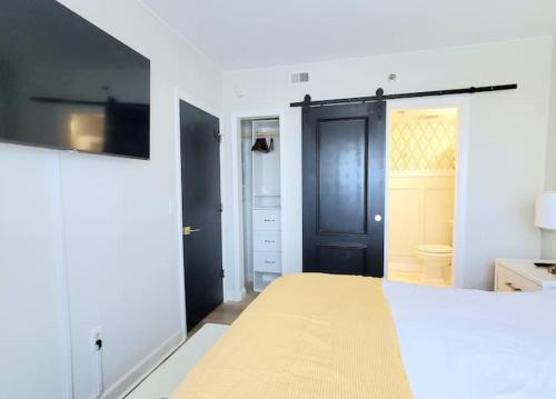 Katil atau katil-katil dalam bilik di Remodeled 2BD/2BA Condo mins from Universal Studio
