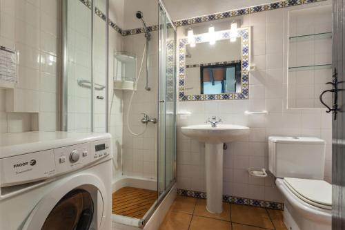 La salle de bains est pourvue d'un lave-linge et d'un lavabo. dans l'établissement My cozy BEACH HOUSE, à Tavira