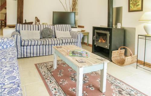 - un salon avec un canapé, une table et une cheminée dans l'établissement Riverside Retreat, à La Barde