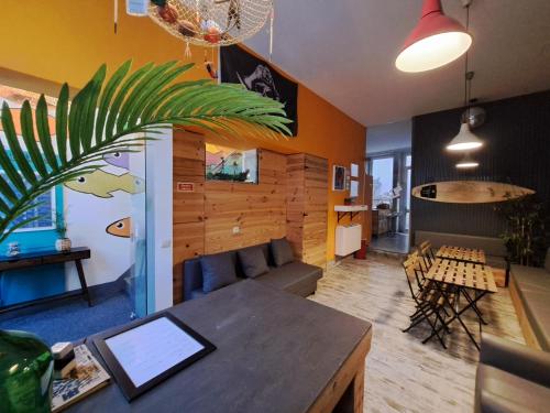 ein Wohnzimmer mit einem Sofa und einem Tisch in der Unterkunft Sardines and Friends Hostel 04 in Póvoa de Varzim