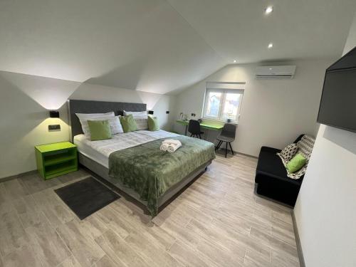sypialnia z łóżkiem i krzesłem w obiekcie Rooms Jelak w mieście Velika Gorica