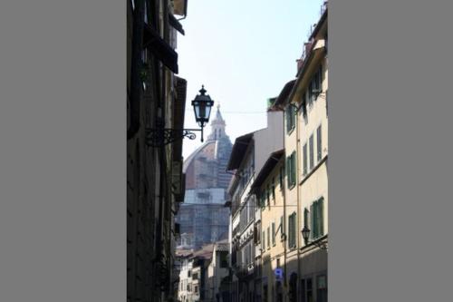 una calle de la ciudad con edificios y un semáforo en Appartamento Stella in centro a Firenze, en Florencia