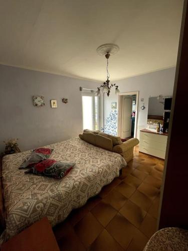 1 dormitorio con 1 cama y 1 sofá en una habitación en appartamento con ingresso indipendente, en Spianate