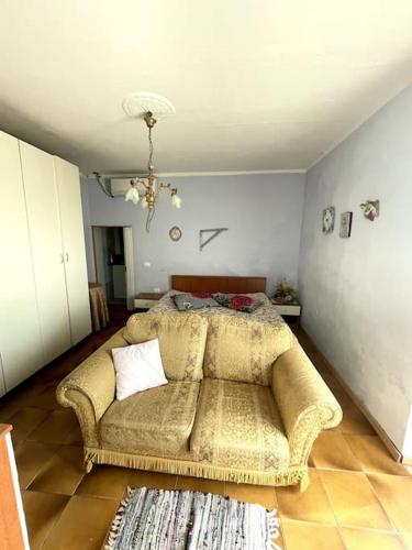 sala de estar con sofá frente a la cama en appartamento con ingresso indipendente, en Spianate