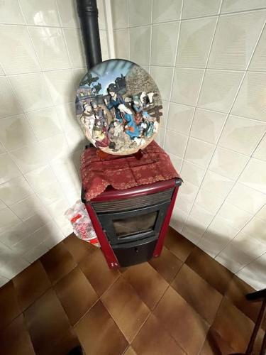 un espejo sentado sobre una mesa en una habitación en appartamento con ingresso indipendente, en Spianate