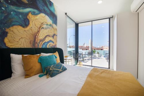 um quarto com uma cama com uma grande pintura na parede em 200m NEW A Villa with private, heated pool and amazing ocean view em Adeje