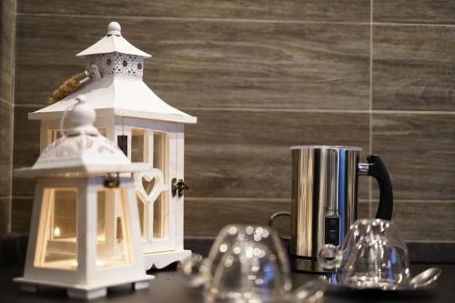 two lanterns sitting on a counter next to a coffee maker at Tomà Suites - Il Nido d’Amore in Rome