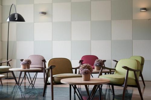 una fila de sillas y mesas en una sala de espera en Catalonia Sabadell en Sabadell