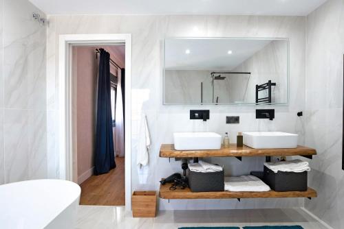 a bathroom with two sinks and a mirror at Villa Paraíso in Chiclana de la Frontera