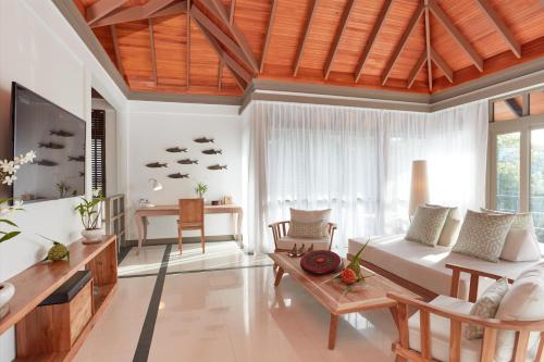 TV a/nebo společenská místnost v ubytování JA Manafaru, The Real Maldives - Complimentary Seaplane for 7 nights and more - Stay period until 23 Dec 2025