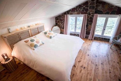 LantosqueにあるVue magnifique & Nature -Maison confortable -のベッドルーム1室(大きな白いベッド1台、枕2つ付)