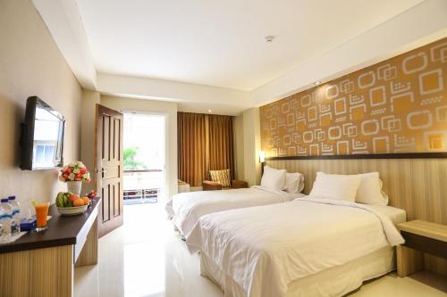 Una cama o camas en una habitación de Sylvia Hotel Premier Kupang