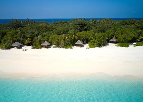 uma vista aérea de uma praia com cabanas e o oceano em JA Manafaru Maldives em Dhidhdhoo