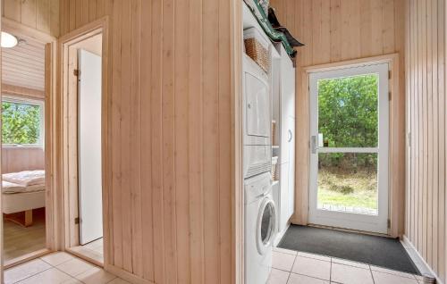ÅlbækにあるStunning Home In lbk With Wifiのランドリールーム(洗濯機、乾燥機付)