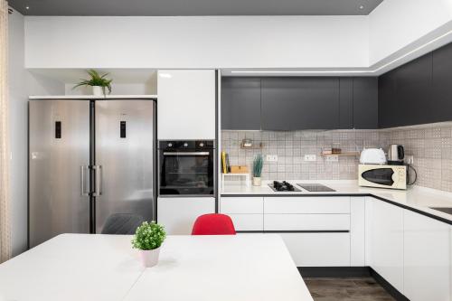 A cozinha ou cozinha compacta de Pearl Pad - Stylish Seaside Duplex Apartment with HOT TUB - Sliema