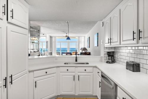 Una cocina o kitchenette en Jade East Towers 0430 by Newman-Dailey