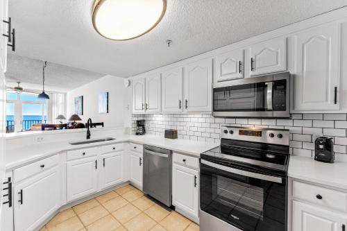 Una cocina o kitchenette en Jade East Towers 0430 by Newman-Dailey