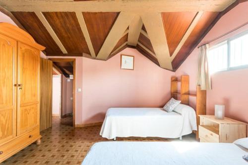1 Schlafzimmer mit 2 Betten und Holzdecke in der Unterkunft La Francesa Doñana in Villamanrique de la Condesa