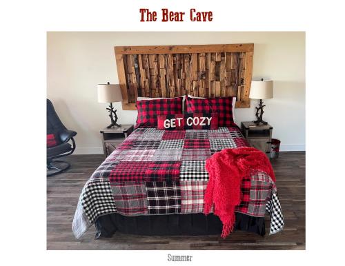 uma cama com roupa de cama em xadrez vermelho e preto em The Horse Lake Inn em Lone Butte